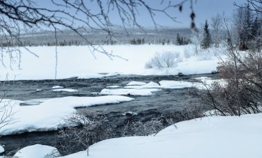 Rus Lapland, Kola Yarımadası dondurulmamış Nehri ile kış manzarası