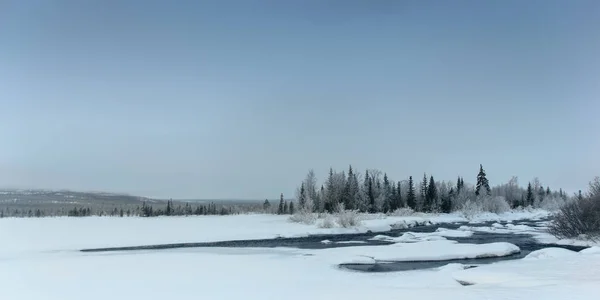 俄罗斯拉普兰、科拉半岛的冬季景观与未冻结的河流 — 图库照片