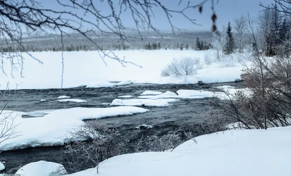 Paisaje invernal con río descongelado en Laponia rusa, península de Kola —  Fotos de Stock