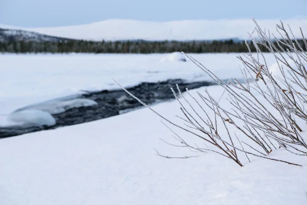 Paisaje invernal con río descongelado en Laponia rusa, península de Kola — Foto de Stock