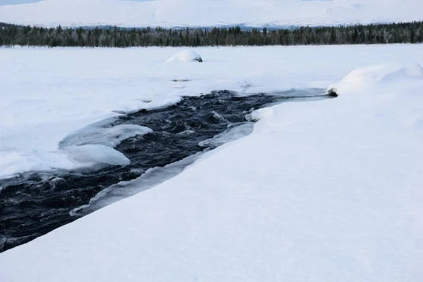 Paisaje invernal con río descongelado en Laponia rusa, península de Kola — Foto de Stock