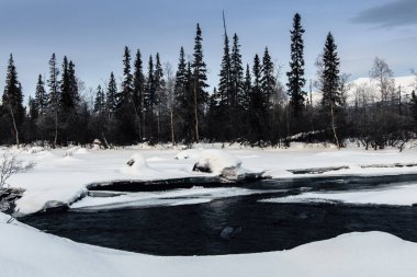 Rus Lapland, Kola Yarımadası dondurulmamış Nehri ile kış manzarası