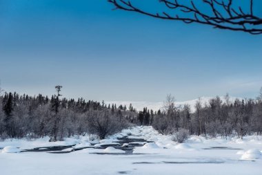 Rus Lapland, Kola Yarımadası dondurulmamış Nehri ile kış manzarası