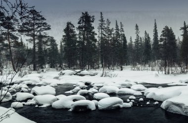 Rus Lapland, Kola Yarımadası dondurulmamış Nehri ile kış manzarası