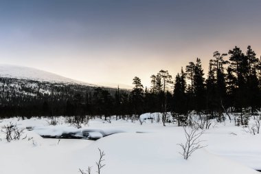 Rus Lapland, Kola Yarımadası dondurulmamış Nehri ile kış manzarası