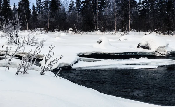 Paisaje invernal con río descongelado en Laponia rusa, península de Kola —  Fotos de Stock