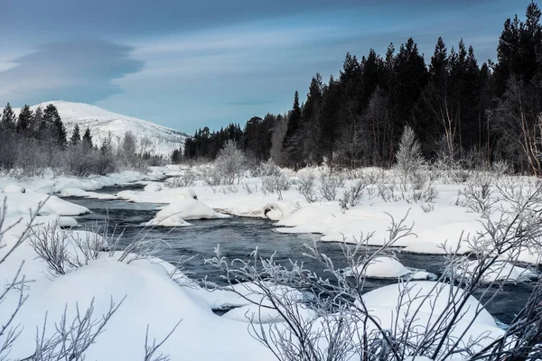 Paisaje invernal con río descongelado en Laponia rusa, península de Kola —  Fotos de Stock