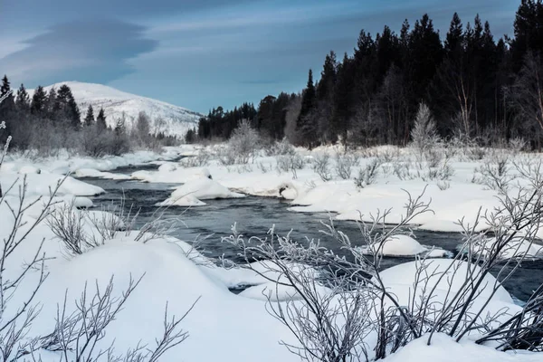 Paisaje invernal con río descongelado en Laponia rusa, península de Kola —  Fotos de Stock