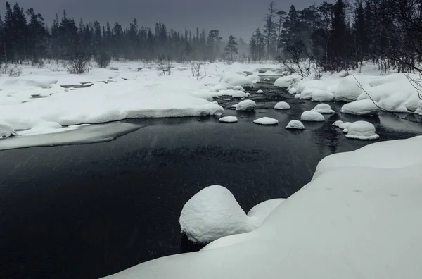 Zimní krajina s nefixované řeka v ruské Laponsko, Kolského poloostrova — Stock fotografie