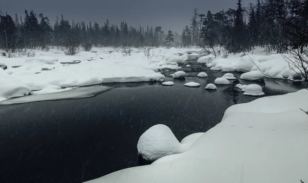 Paisaje invernal con río descongelado en Laponia rusa, península de Kola —  Fotos de Stock