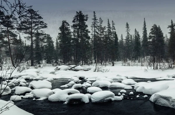 러시아 라플란드, 콜라 반도에 고정 되지 않은 강 겨울 풍경 — 스톡 사진