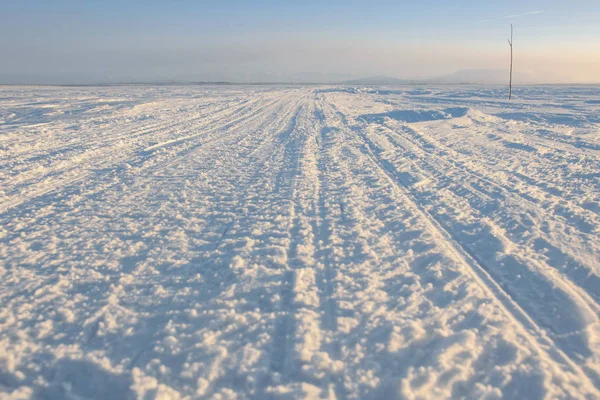 Zimní cesta přes jezero v Laponsku ruské, Kolského poloostrova — Stock fotografie