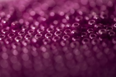 Menekşe cam boncuk yığınları