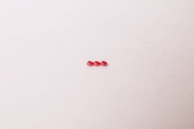 Hattı üç kırmızı cam boncuklar