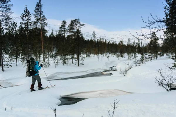 Turistas en Laponia rusa cruzando río descongelado, península de Kola — Foto de Stock