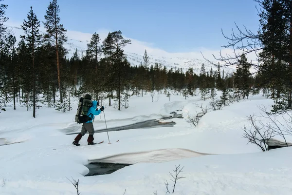 Turistas en Laponia rusa cruzando río descongelado, península de Kola — Foto de Stock