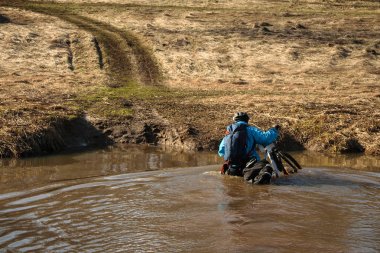 Rekabet, Rusya nehirde geçiş bisikletçi