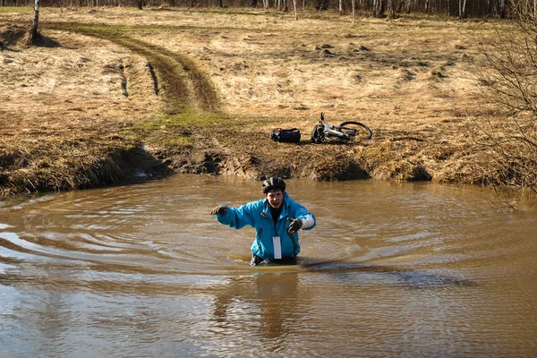 骑自行车的人竞争，俄罗斯准备过河 — 图库照片