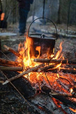 Su ısıtıcısı ile akşam kamp ateşi