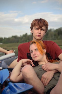 Romantik Kırmızı saçlı çift asılı