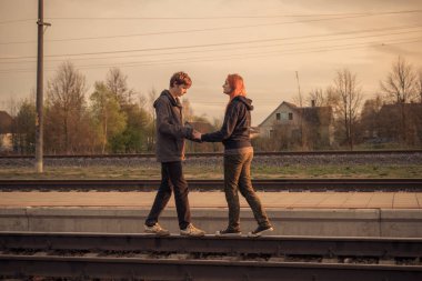 Raylar üzerinde kırmızı saçlı Çift