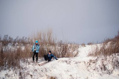 Turistler Moscow Region ormanında kış