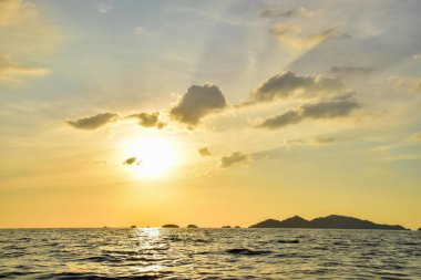 akşam bulut ve karanlık ada günbatımı