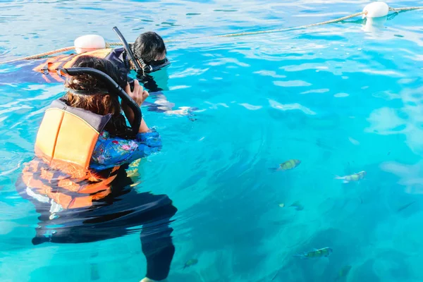 View to snorkeling a coral reef at Ko Lipe island, thThailand — стоковое фото