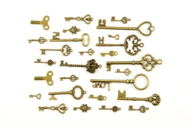 Süs Ortaçağ vintage tuşları ile karmaşık alev almış zambağı öğeleri, Victoria yaprak tomar ve kalp şeklinde swirls dövme, oluşur. Beyaz arka plan üzerinde izole antika altın kapı anahtarı