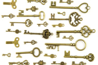 Süs Ortaçağ vintage tuşları ile karmaşık alev almış zambağı öğeleri, Victoria yaprak tomar ve kalp şeklinde swirls dövme, oluşur. Beyaz arka plan üzerinde izole antika altın kapı anahtarı