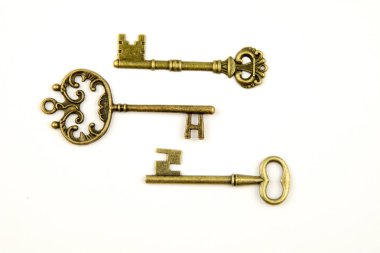 Süs Ortaçağ vintage tuşları ile karmaşık alev almış zambağı öğeleri, Victoria yaprak tomar ve kalp şeklinde swirls dövme, oluşur. Beyaz arka plan üzerinde izole antika altın kapı anahtarı