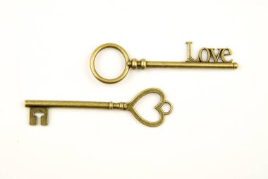 Süs Ortaçağ vintage tuşları ile karmaşık alev almış zambağı öğeleri, Victoria yaprak tomar ve kalp şeklinde swirls dövme, oluşur. Beyaz arka plan üzerinde izole antika altın kapı anahtarı