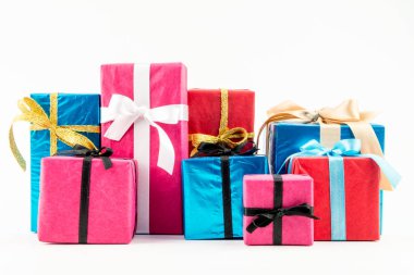 Renkli büyük yığın beyaz arka plan üzerinde izole hediye kutuları sarılmış. Dağ hediyeler. Güzel hediye kutusu ezici yay ile. Noel sürpriz simgesi. Mutlu yeni yıl dekor, indirimler, promosyonlar.