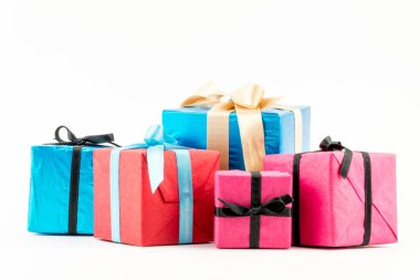 Renkli büyük yığın beyaz arka plan üzerinde izole hediye kutuları sarılmış. Dağ hediyeler. Güzel hediye kutusu ezici yay ile. Noel sürpriz simgesi. Mutlu yeni yıl dekor, indirimler, promosyonlar.