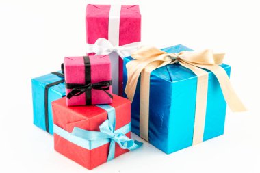 Renkli büyük yığın beyaz arka plan üzerinde izole hediye kutuları sarılmış. Dağ hediyeler. Güzel hediye kutusu ezici yay ile. Noel sürpriz simgesi. Mutlu yeni yıl dekor, indirimler, promosyonlar.