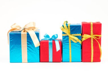 Renkli büyük yığın beyaz arka plan üzerinde izole hediye kutuları sarılmış. Dağ hediyeler. Güzel hediye kutusu ezici yay ile. Noel sürpriz simgesi. Mutlu yeni yıl dekor, indirimler, promosyonlar.