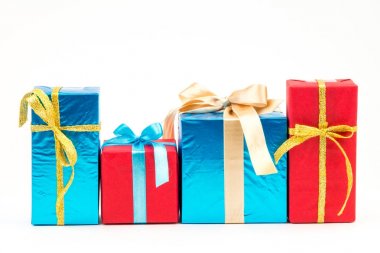 Renkli büyük yığın beyaz arka plan üzerinde izole hediye kutuları sarılmış. Dağ hediyeler. Güzel hediye kutusu ezici yay ile. Noel sürpriz simgesi. Mutlu yeni yıl dekor, indirimler, promosyonlar.