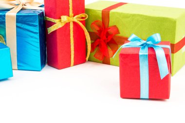 Renkli büyük yığın beyaz arka plan üzerinde izole hediye kutuları sarılmış. Dağ hediyeler. Güzel hediye kutusu ezici yay ile. Noel sürpriz simgesi. Mutlu yeni yıl dekor, indirimler, promosyonlar.