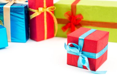 Renkli büyük yığın beyaz arka plan üzerinde izole hediye kutuları sarılmış. Dağ hediyeler. Güzel hediye kutusu ezici yay ile. Noel sürpriz simgesi. Mutlu yeni yıl dekor, indirimler, promosyonlar.