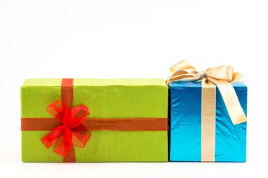 Renkli büyük yığın beyaz arka plan üzerinde izole hediye kutuları sarılmış. Dağ hediyeler. Güzel hediye kutusu ezici yay ile. Noel sürpriz simgesi. Mutlu yeni yıl dekor, indirimler, promosyonlar.