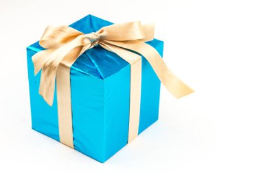 Renkli büyük yığın beyaz arka plan üzerinde izole hediye kutuları sarılmış. Dağ hediyeler. Güzel hediye kutusu ezici yay ile. Noel sürpriz simgesi. Mutlu yeni yıl dekor, indirimler, promosyonlar.