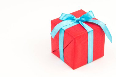 Renkli büyük yığın beyaz arka plan üzerinde izole hediye kutuları sarılmış. Dağ hediyeler. Güzel hediye kutusu ezici yay ile. Noel sürpriz simgesi. Mutlu yeni yıl dekor, indirimler, promosyonlar.