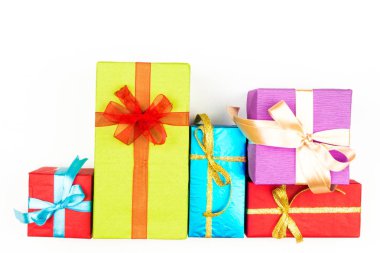 Renkli büyük yığın beyaz arka plan üzerinde izole hediye kutuları sarılmış. Dağ hediyeler. Güzel hediye kutusu ezici yay ile. Noel sürpriz simgesi. Mutlu yeni yıl dekor, indirimler, promosyonlar.