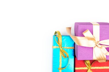 Renkli büyük yığın beyaz arka plan üzerinde izole hediye kutuları sarılmış. Dağ hediyeler. Güzel hediye kutusu ezici yay ile. Noel sürpriz simgesi. Mutlu yeni yıl dekor, indirimler, promosyonlar.