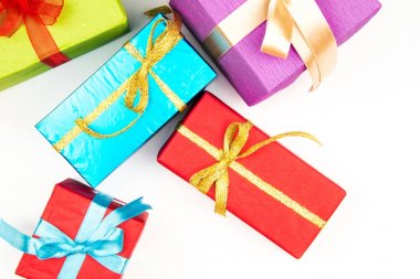 Renkli büyük yığın beyaz arka plan üzerinde izole hediye kutuları sarılmış. Dağ hediyeler. Güzel hediye kutusu ezici yay ile. Noel sürpriz simgesi. Mutlu yeni yıl dekor, indirimler, promosyonlar.