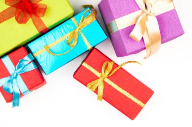 Renkli büyük yığın beyaz arka plan üzerinde izole hediye kutuları sarılmış. Dağ hediyeler. Güzel hediye kutusu ezici yay ile. Noel sürpriz simgesi. Mutlu yeni yıl dekor, indirimler, promosyonlar.