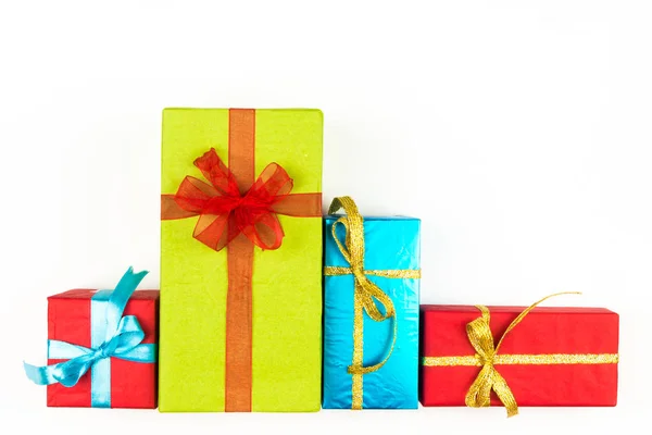 Grande pile de boîtes-cadeaux emballées colorées isolées sur fond blanc. Cadeaux de montagne. Belle boîte cadeau avec arc écrasant. icône surprise de Noël. Bonne année décor, réductions, promotions . — Photo