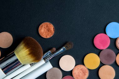 Kalıcı makyaj renkli göz farı paletleri siyah arka plan üzerine izole. Yukarıdan görüntüleyin. Küme, yumuşak makyaj fırçaları ve siyah arka plan üzerine maskara makyaj fırça seti