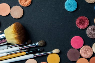 Kalıcı makyaj renkli göz farı paletleri siyah arka plan üzerine izole. Yukarıdan görüntüleyin. Küme, yumuşak makyaj fırçaları ve siyah arka plan üzerine maskara makyaj fırça seti