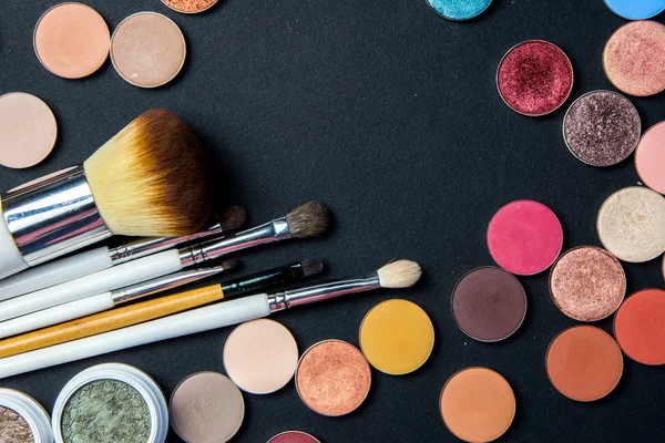 Kalıcı makyaj renkli göz farı paletleri siyah arka plan üzerine izole. Yukarıdan görüntüleyin. Küme, yumuşak makyaj fırçaları ve siyah arka plan üzerine maskara makyaj fırça seti